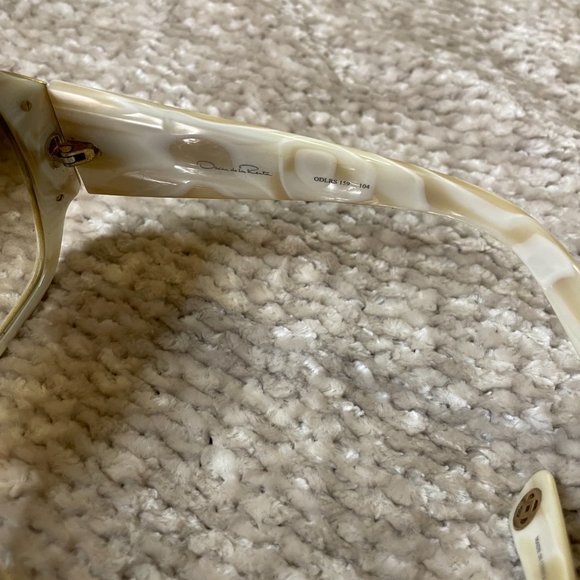 Oscar de la Renta White Large Square Frame Sunglasses - Picture 8 of 8